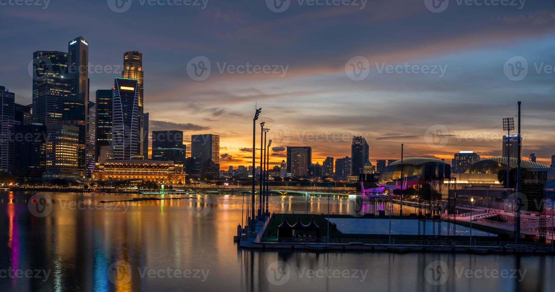 panorama Visão do Cingapura o negócio distrito e cidade às crepúsculo. Cingapura paisagem urbana às crepúsculo construção por aí marina baía. foto