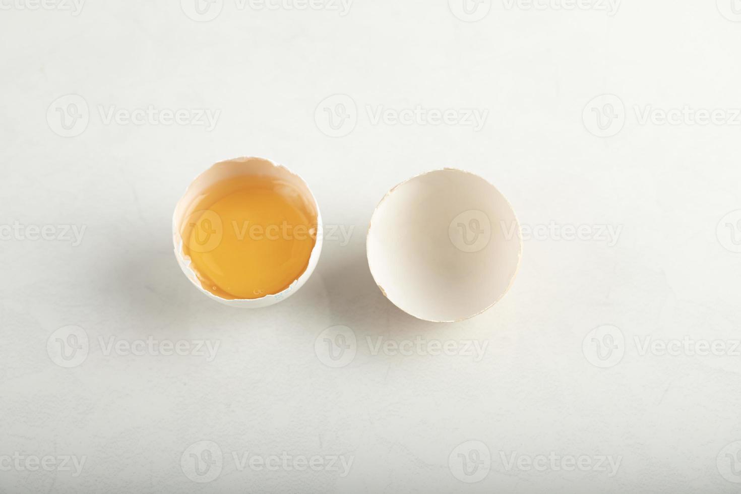 ovo orgânico quebrado em um fundo branco foto