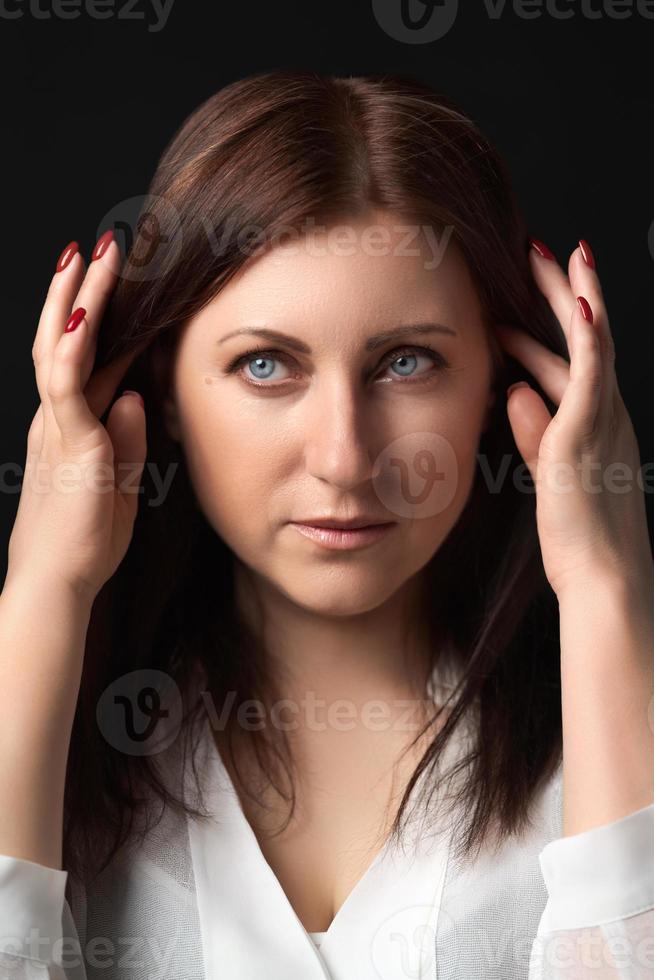 retrato pensativo mulher preocupante sobre pessoal problemas, elevado mãos perto cabeça, olhando longe foto