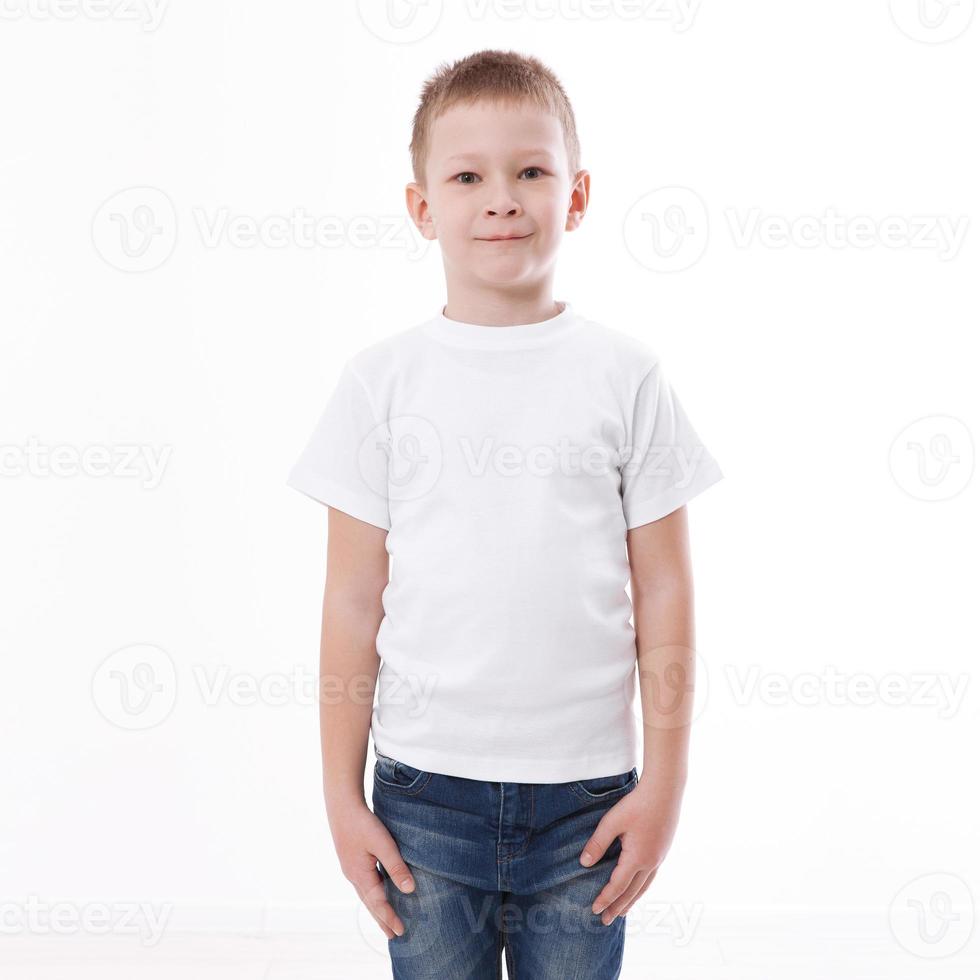 design de camiseta e conceito de pessoas - close-up de jovem em camiseta branca em branco, frente de camisa e traseira isolada. foto
