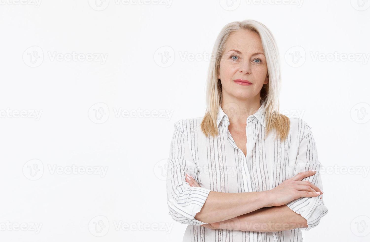 mulher de negócios de meia-idade sorridente amigável isolada no fundo branco foto