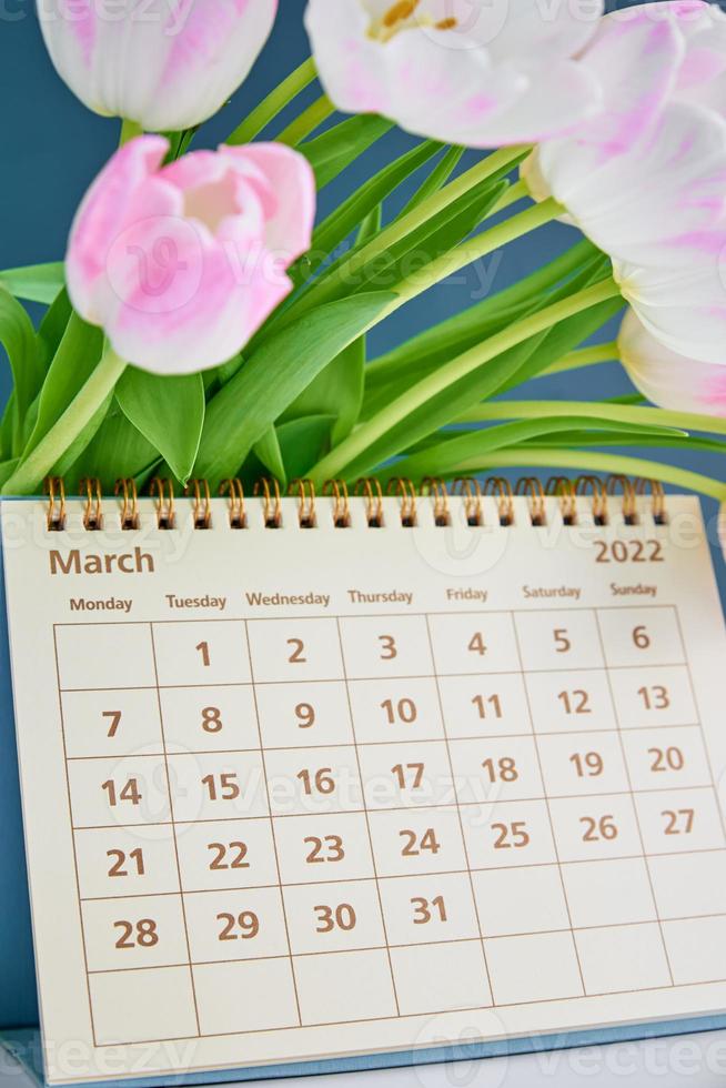 calendário e flores fechar acima foto