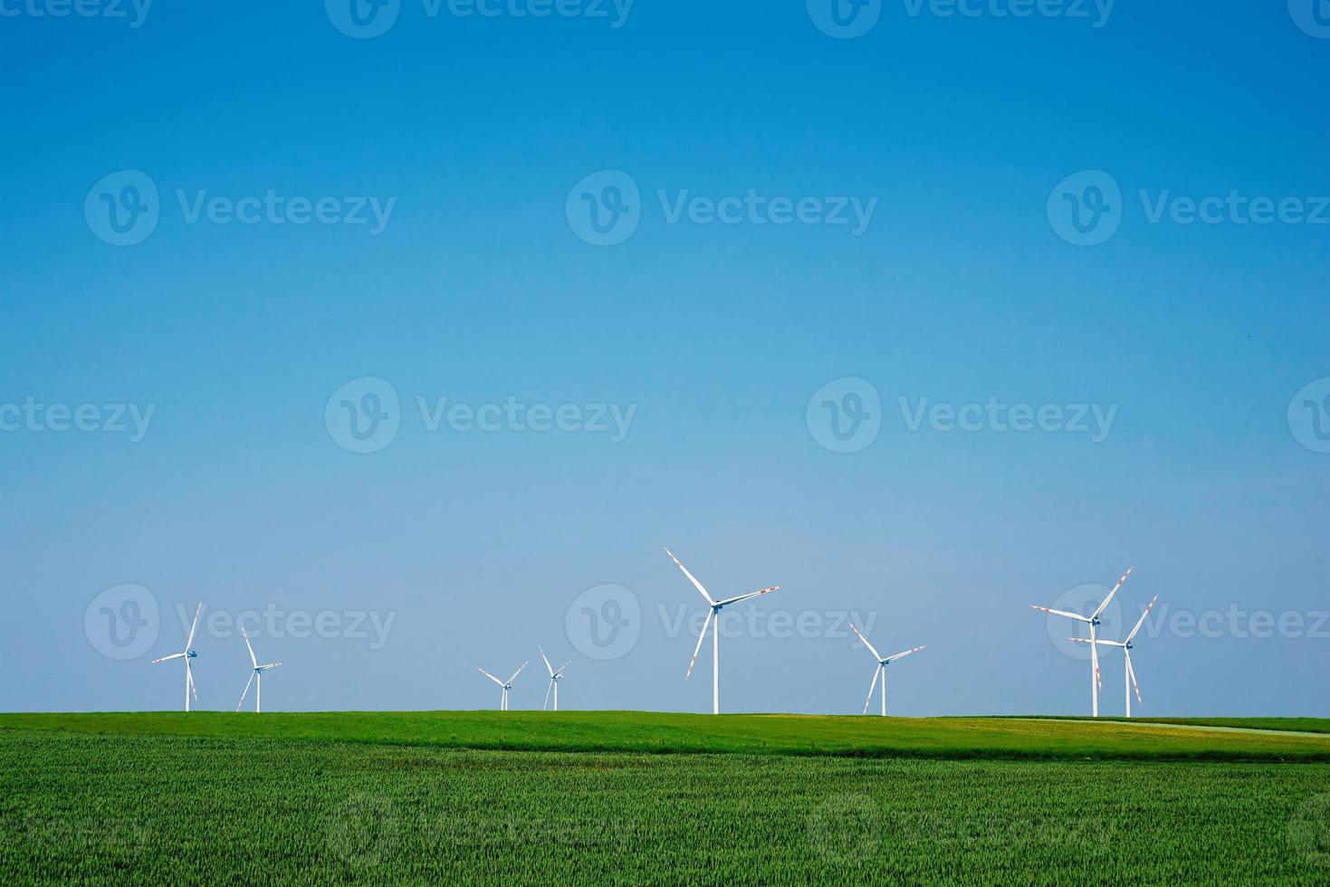 moinho de vento turbinas dentro verde campo, vento energia conceito foto