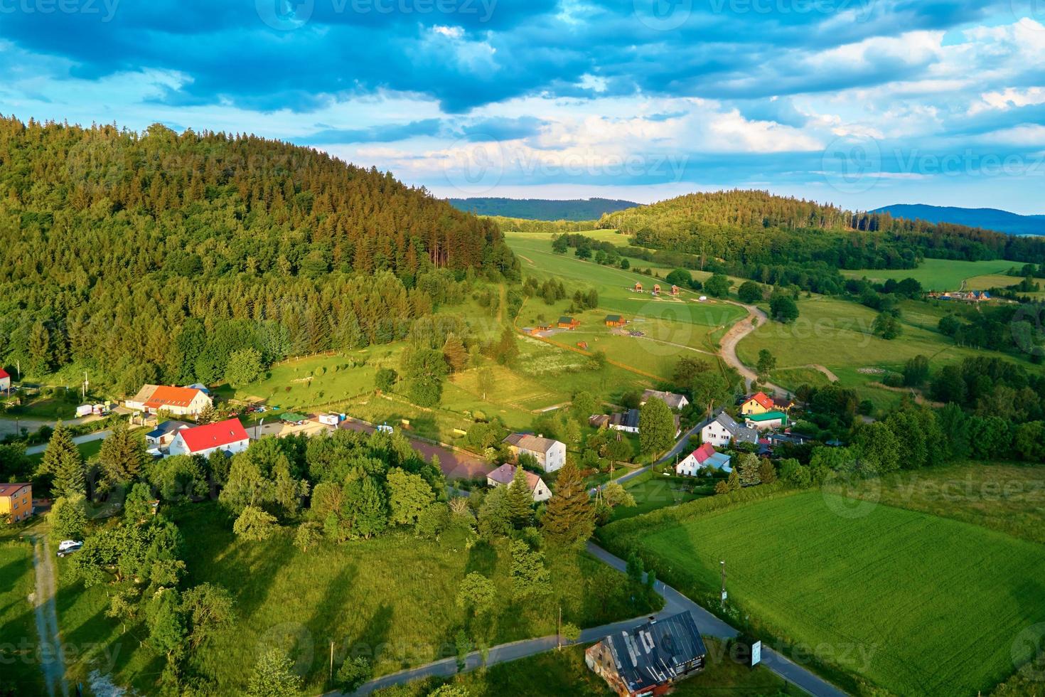 aéreo Visão do campo área com Vila e montanhas foto