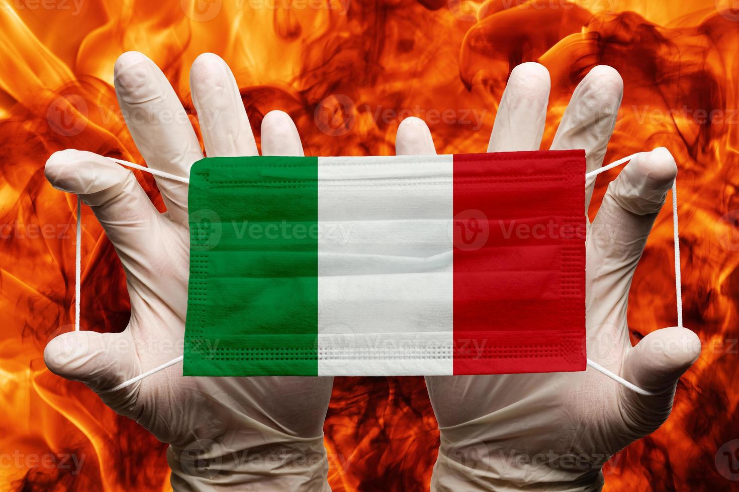 médico segurando dentro branco luvas proteção médico face mascarar, respiratório curativo com Itália nacional país bandeira sobreposto em mascarar. conceito foto
