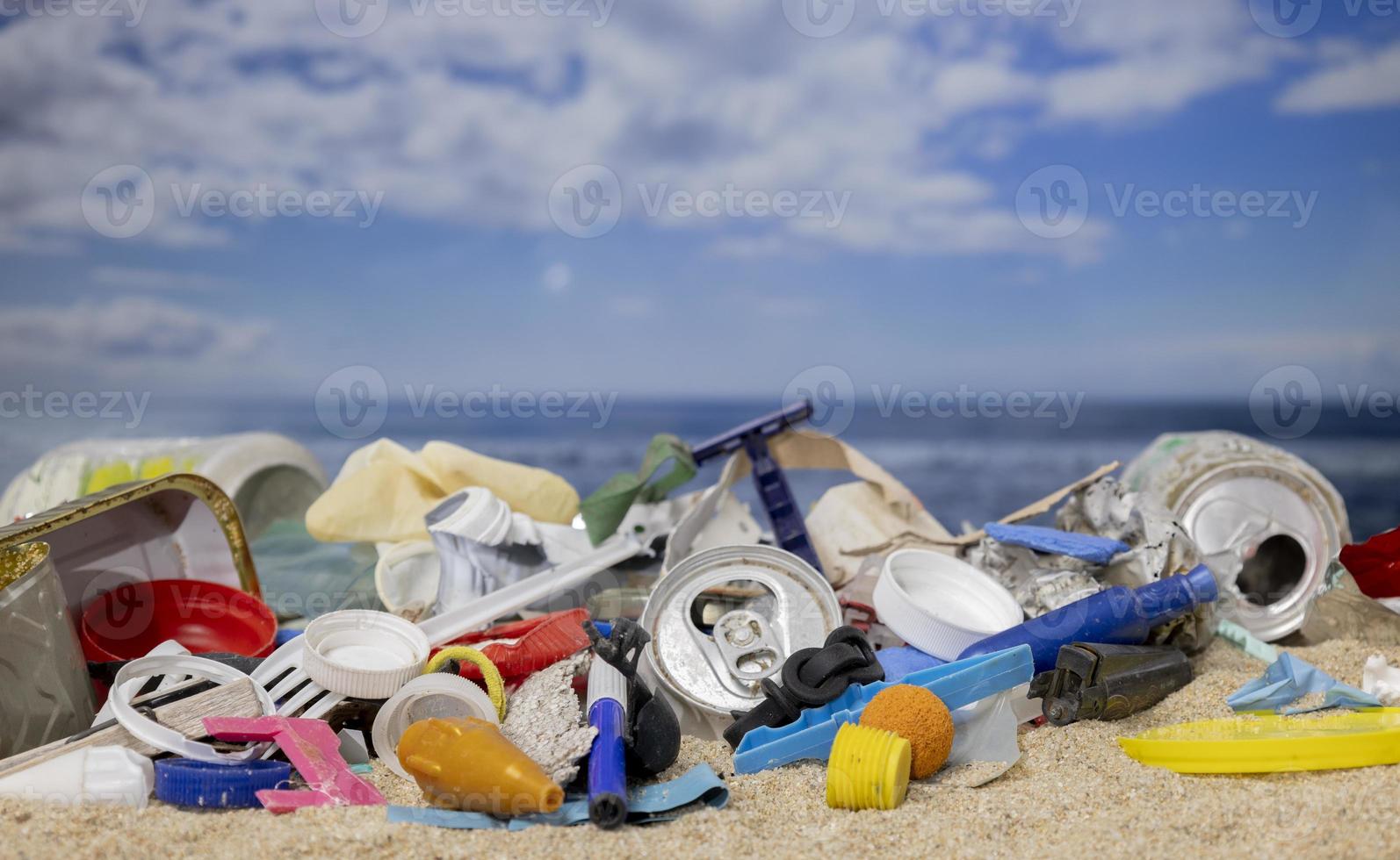 uma lindo de praia coberto com lixo e Lixo foto