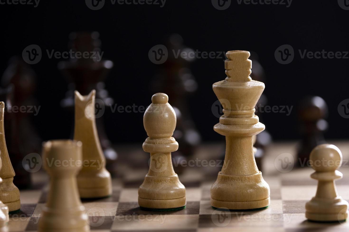 uma xadrez borda asnd peças contra Preto fundo foto
