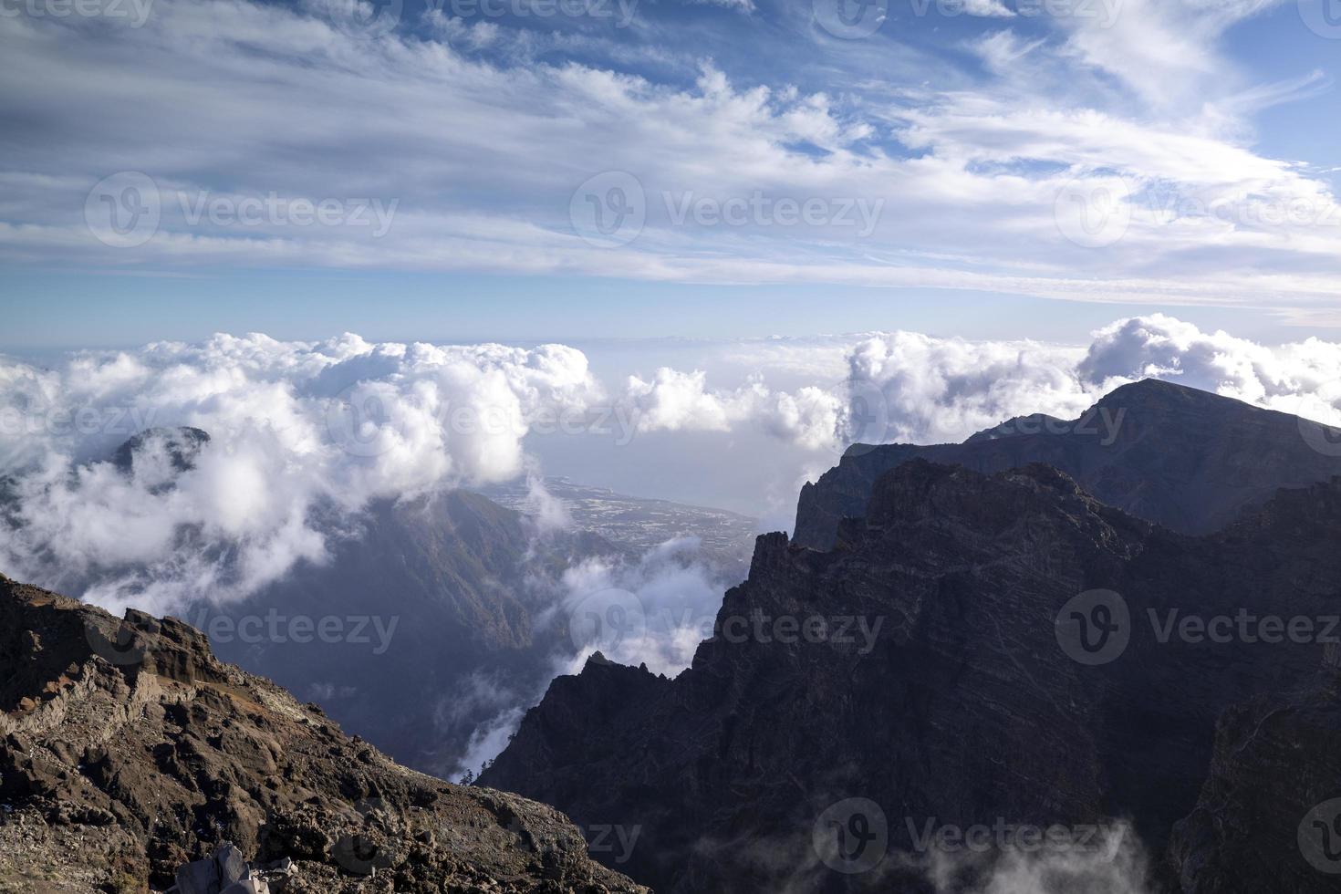 acima a nuvens às el roque de los muchachos , a Altíssima ponto em a ilha do la palma, Espanha foto