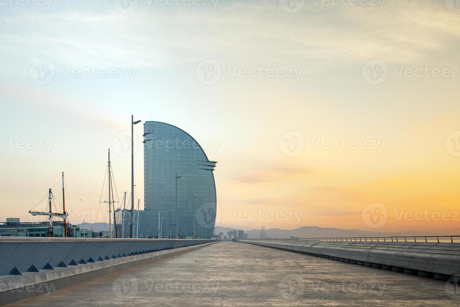 curvado construção dentro Barcelona às nascer do sol foto