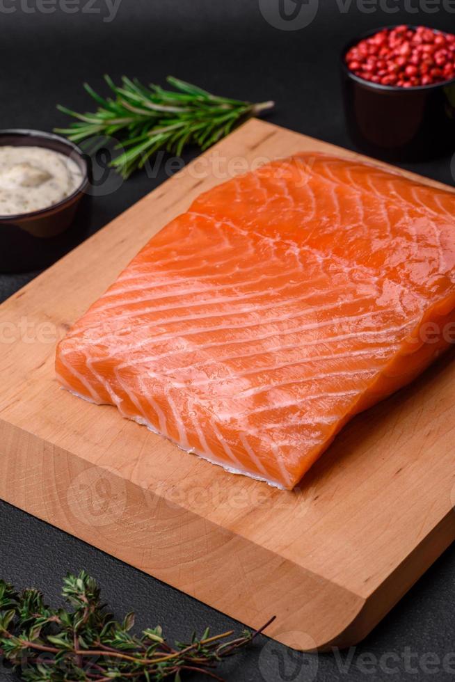 fresco saboroso cru vermelho peixe filé com especiarias e ervas foto