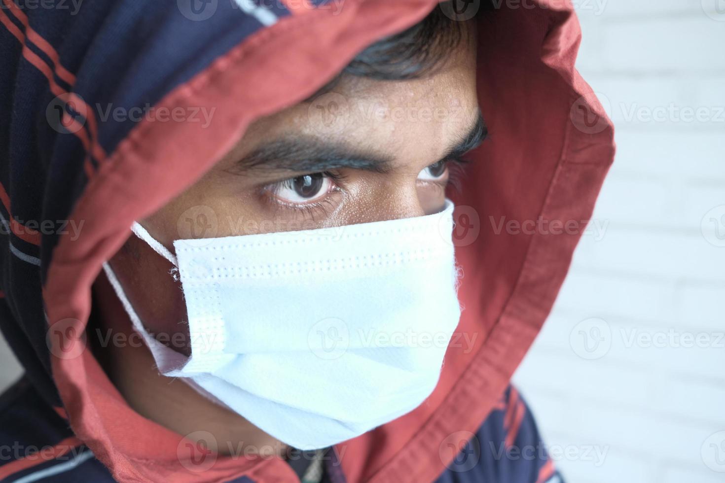 close-up de homem com máscara protetora foto