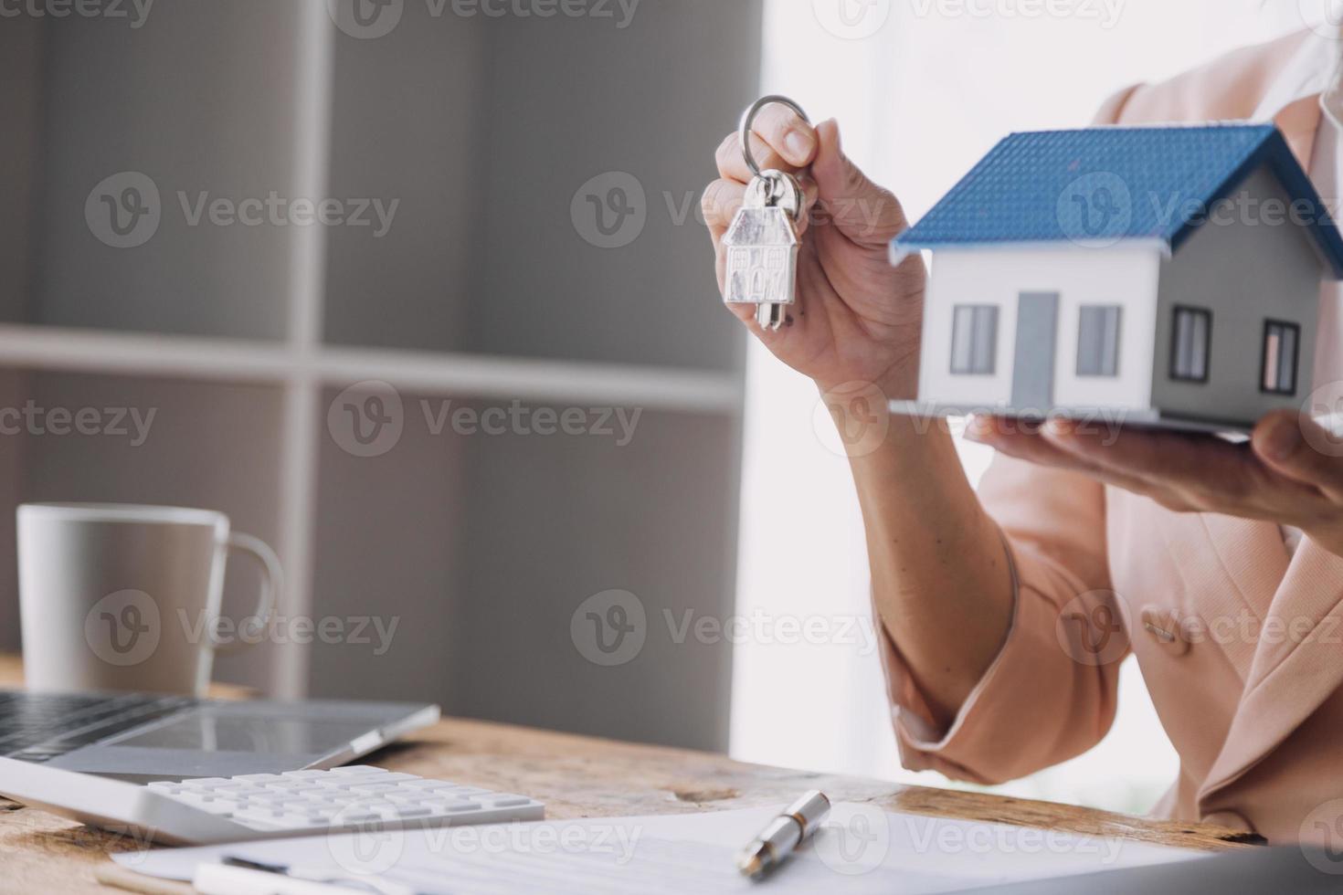 corretor de imóveis apresentando e consultando o cliente para tomada de decisão assinar contrato de seguro, modelo de compra e venda de casa, sobre oferta de empréstimo hipotecário e seguro de casa foto