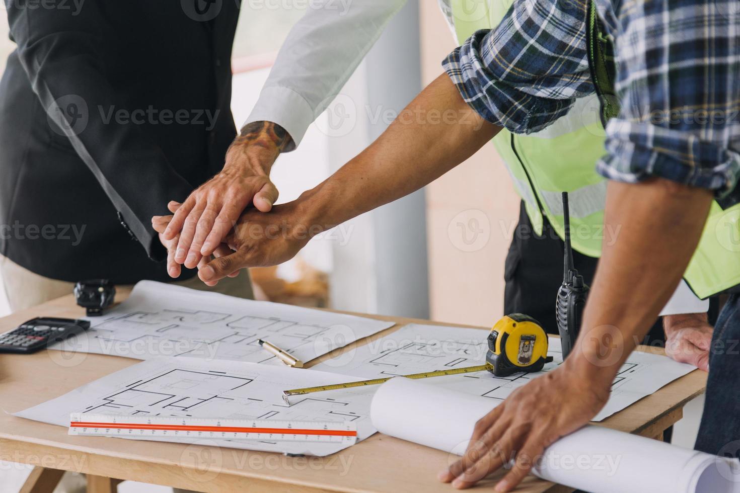 diverso equipe do especialistas usar tábua computador em construção local. real Estado construção projeto com Civil engenheiro, arquiteto, o negócio investidor e geral trabalhador discutindo plano detalhes. foto