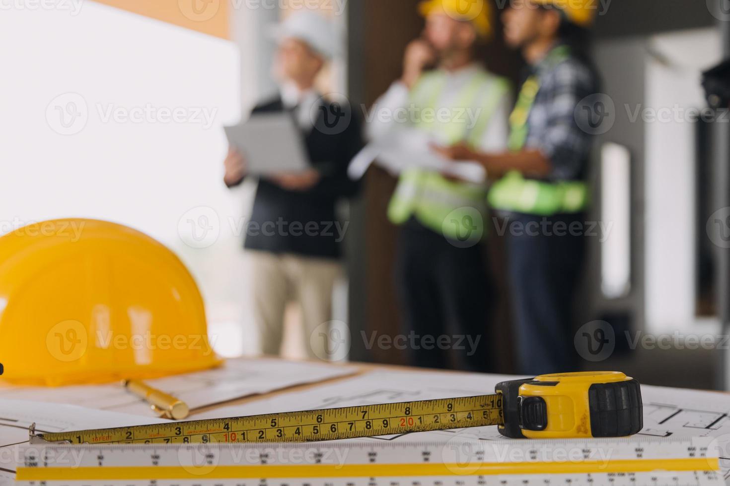 diverso equipe do especialistas usar tábua computador em construção local. real Estado construção projeto com Civil engenheiro, arquiteto, o negócio investidor e geral trabalhador discutindo plano detalhes. foto