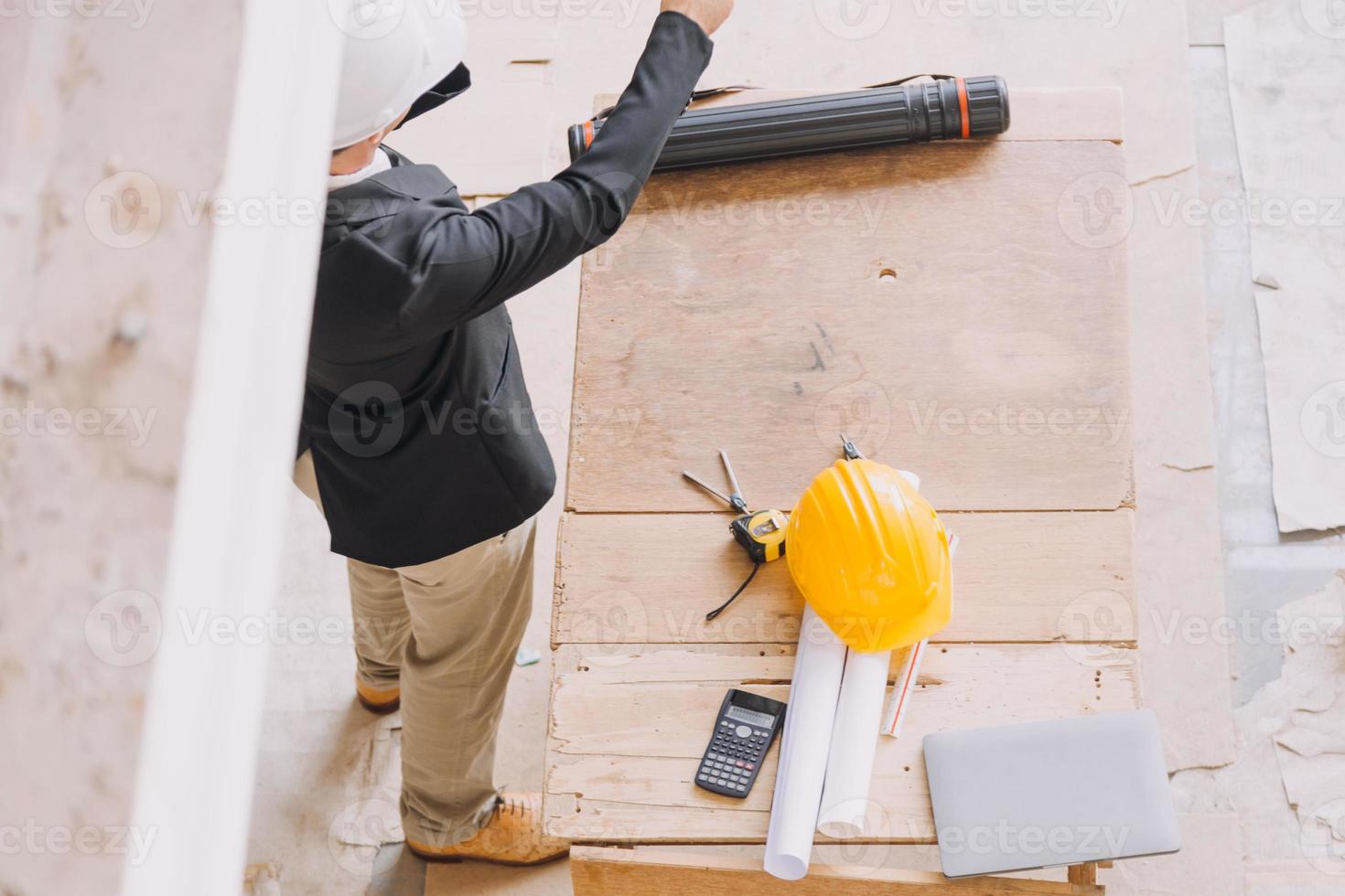 diverso equipe do especialistas usar tábua computador em construção local. real Estado construção projeto com Civil engenheiro, arquiteto, o negócio investidor e geral trabalhador discutindo plano detalhes. foto