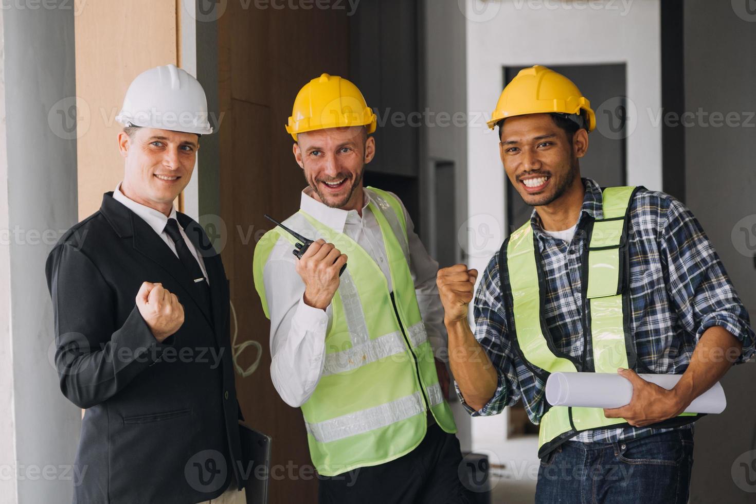 diverso equipe do especialistas usar tábua computador em construção local. real Estado construção projeto com Civil engenheiro, arquiteto, o negócio investidor e geral trabalhador discutindo plano detalhes. foto