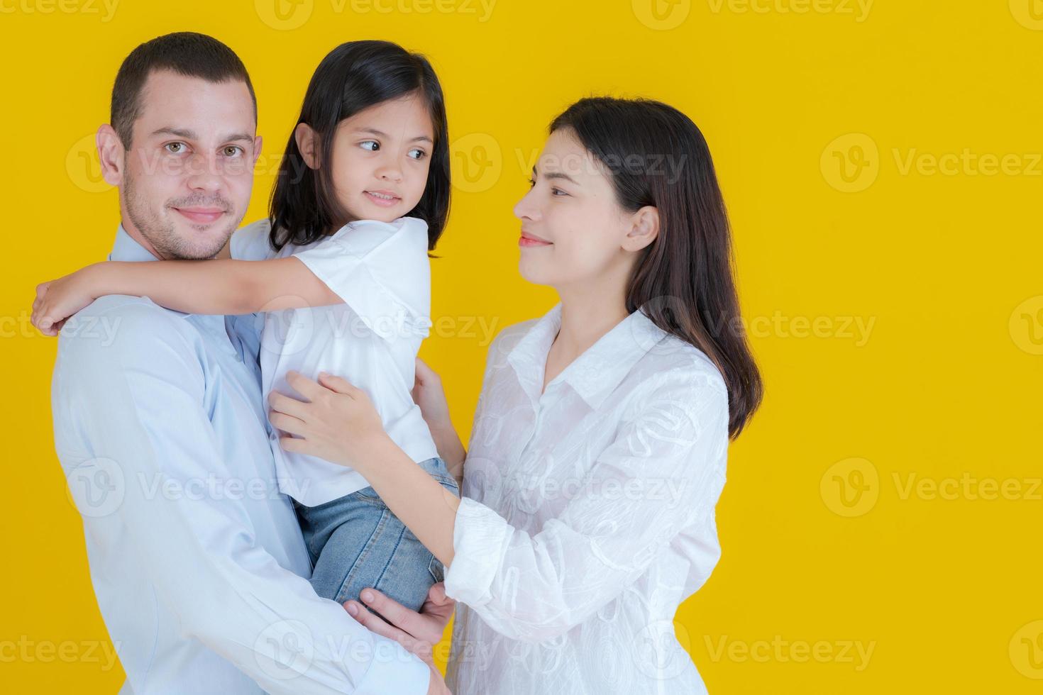 família retrato pai em pé segurando dele fofa filha. foto