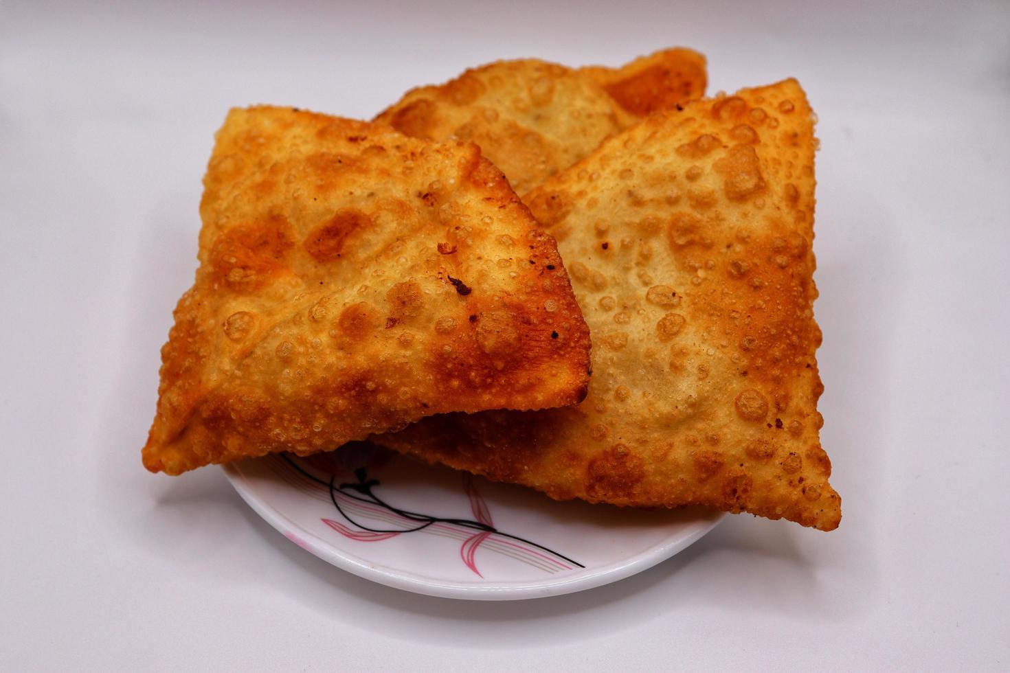 ramdan Comida caseiro samosa dentro branco prato com branco backg foto