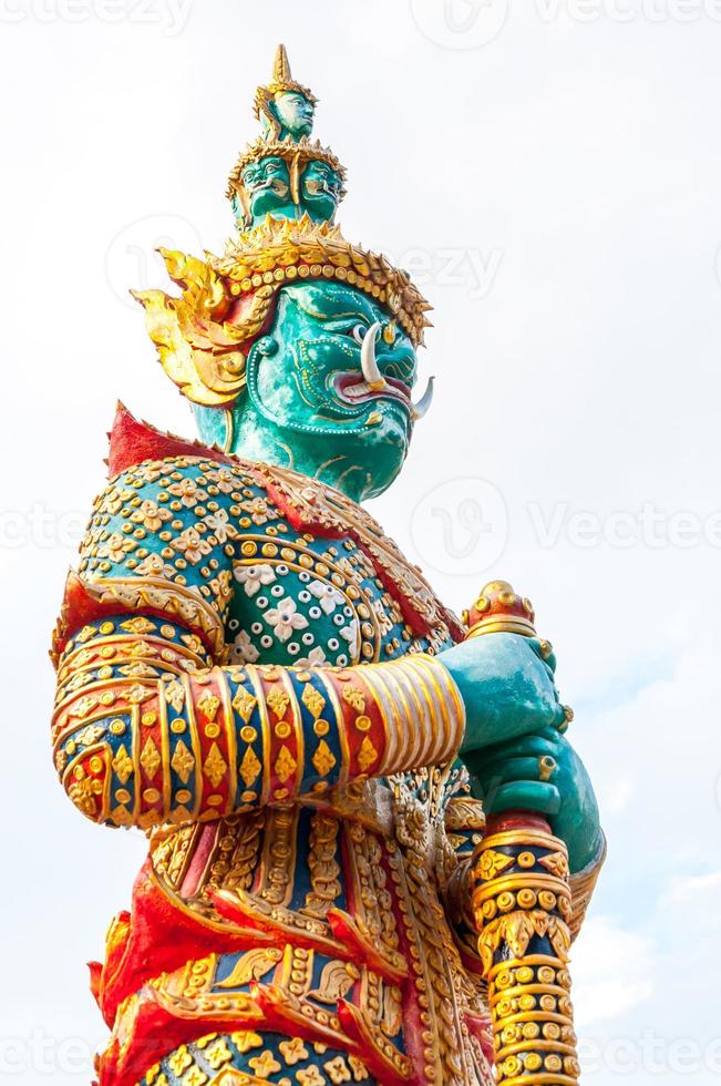 gigante estátua wat phra este doi Kham às Chiang mai, tailandês têmpora norte tailândia. foto