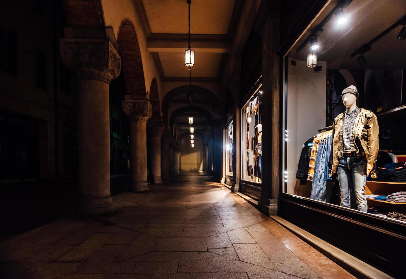 itália 2017 - vitrine com roupas à noite foto