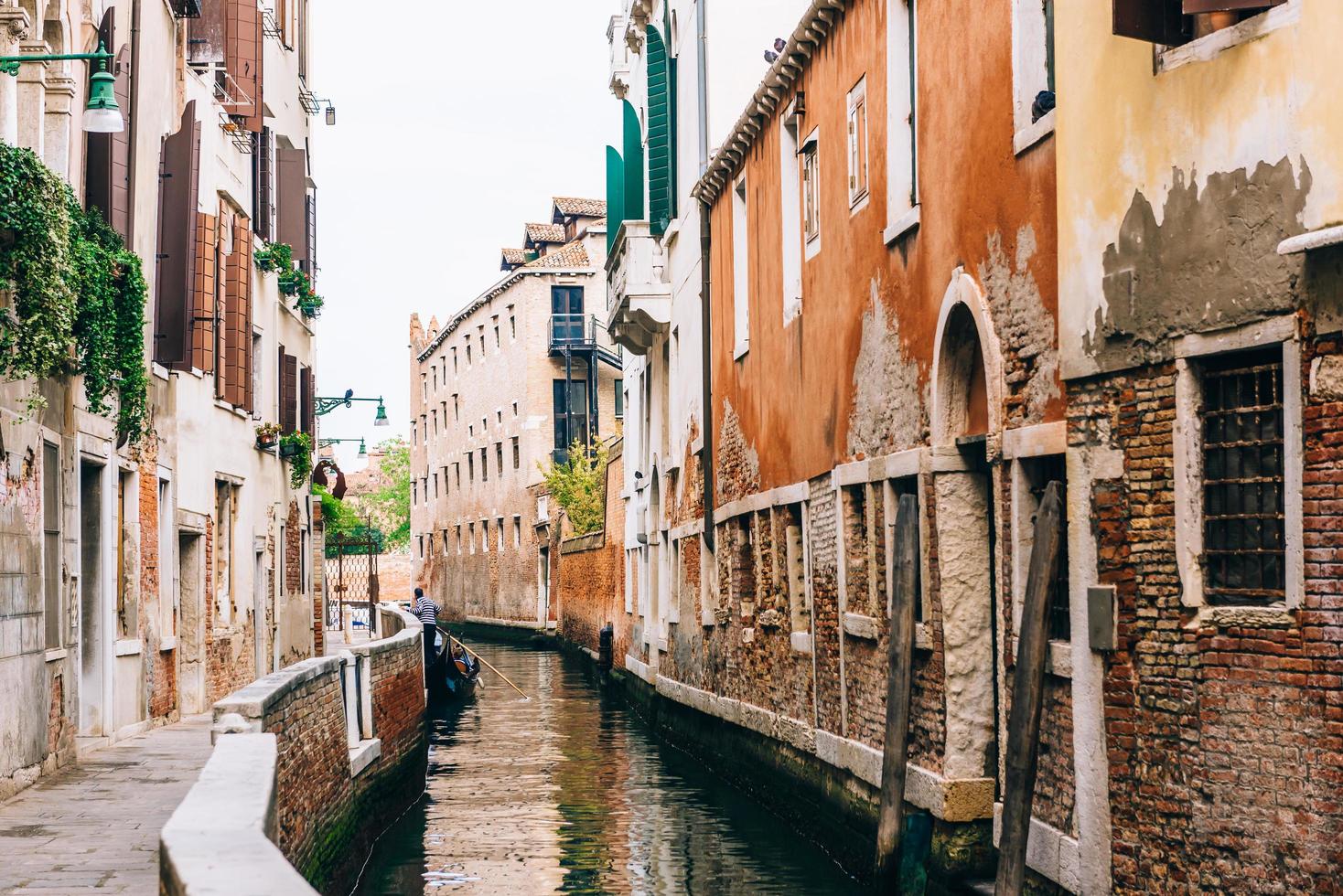 veneza, itália 2017- estreitos canais de veneza itália foto