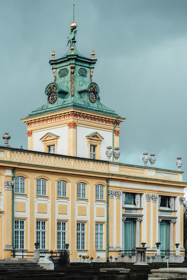 warsaw, poland 2017- antigo palácio antigo em warsaw wilanow, com arquitetura de parque foto