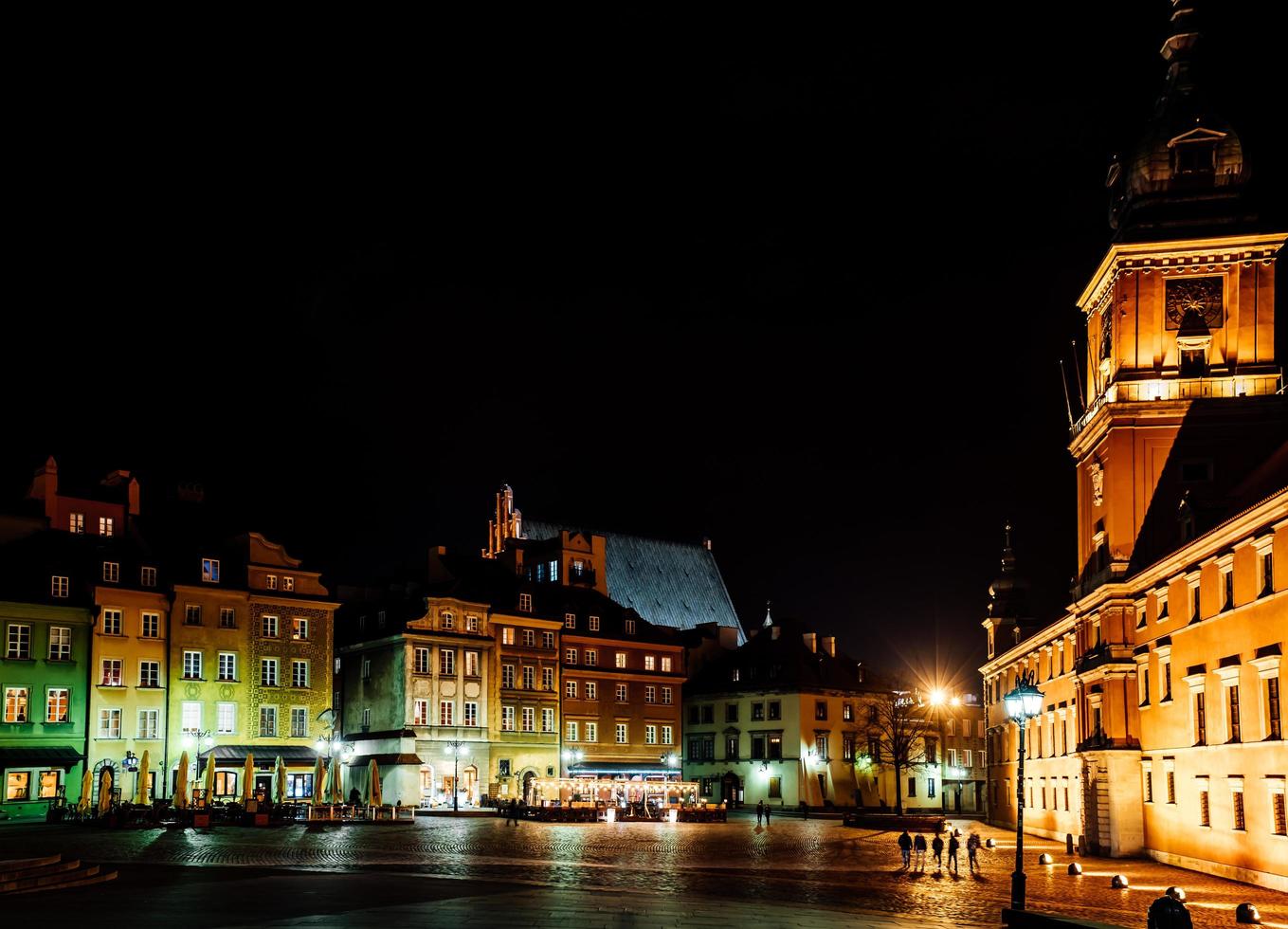 warsaw, poland 2017- edifícios comerciais de warshawa com luzes noturnas foto