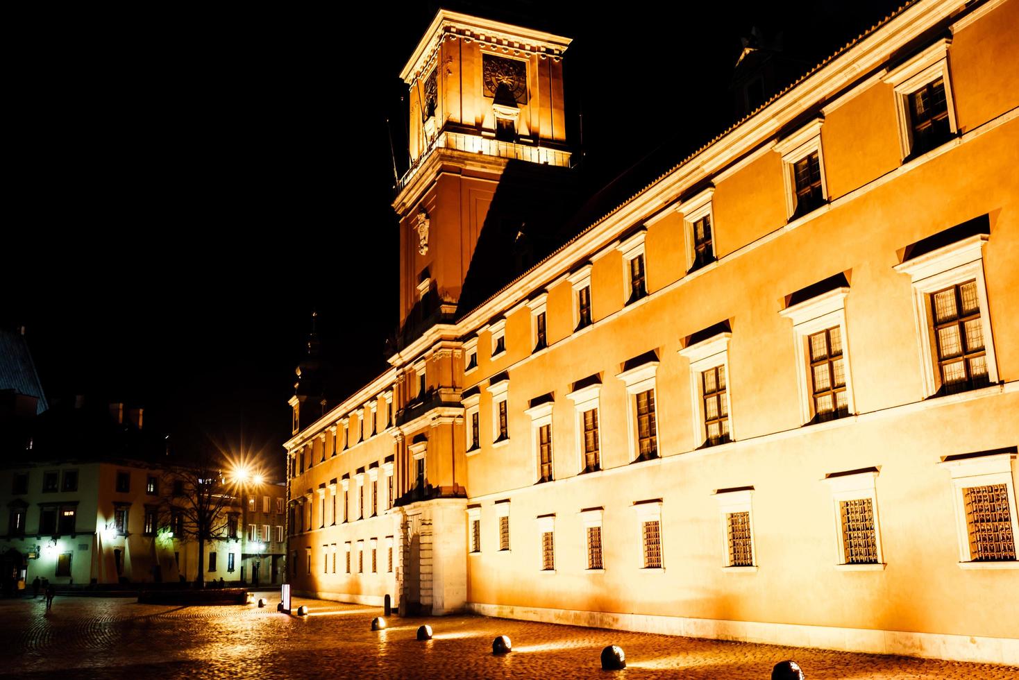 warsaw, poland 2017- edifícios comerciais de warshawa com luzes noturnas foto