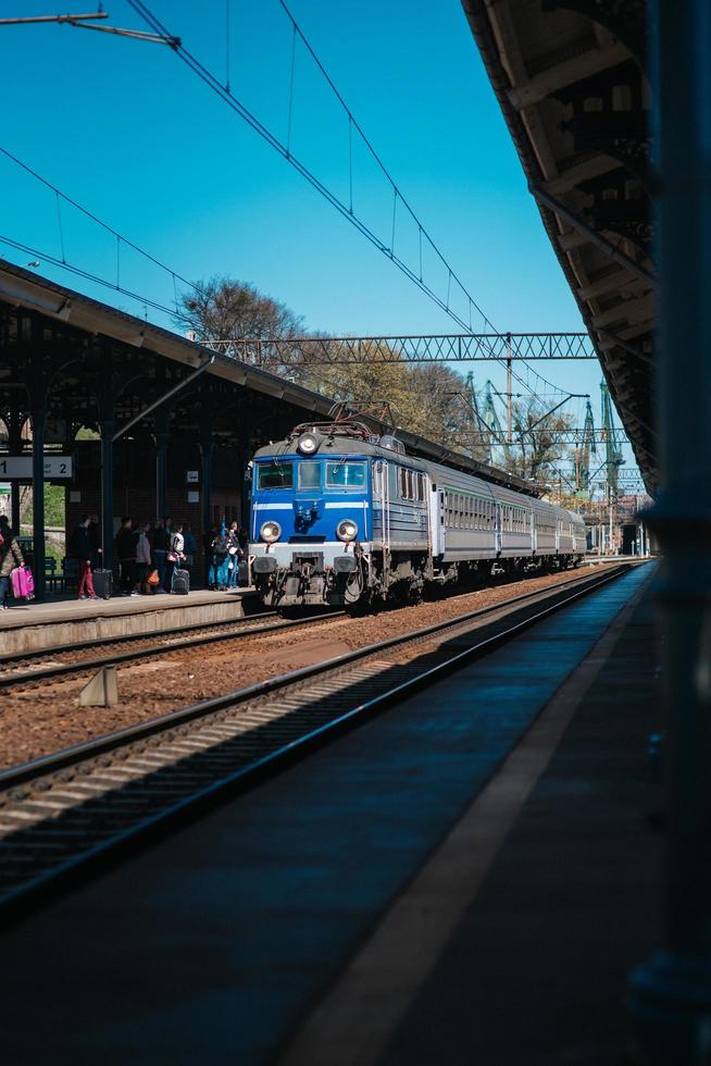 gdansk, poland 2017- trilhos da estação principal com um trem chegando foto