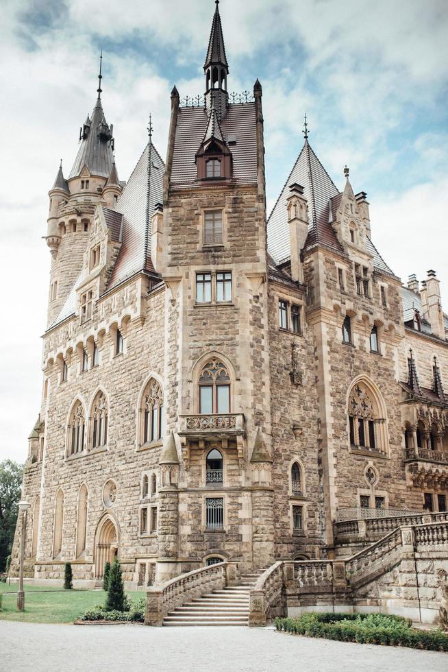 moszna, polônia 2017 - antigo castelo polonês na vila de moszna foto