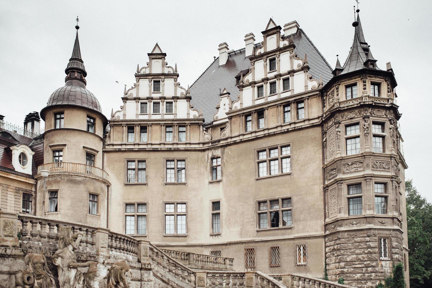 moszna, polônia 2017 - antigo castelo polonês na vila de moszna foto