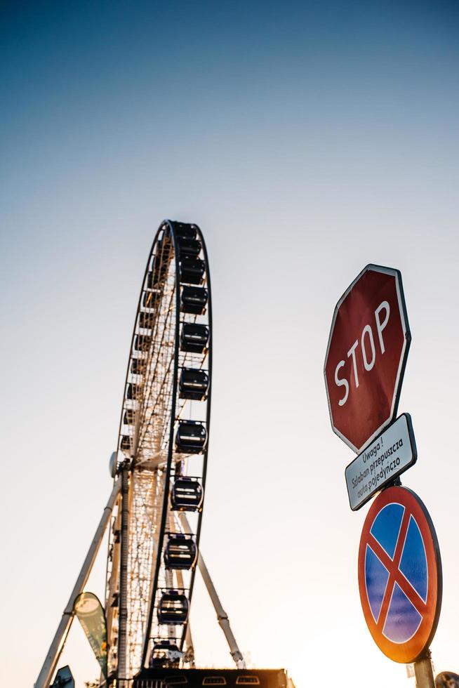 roda gigante contra o céu azul foto