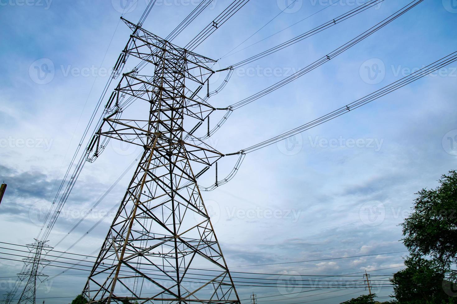 elétrico poder linhas e torres, eletricidade transmissão em Alto Voltagem fiação cabo, elétrico gerador distribuir para subestação, linha torre estrutura. foto