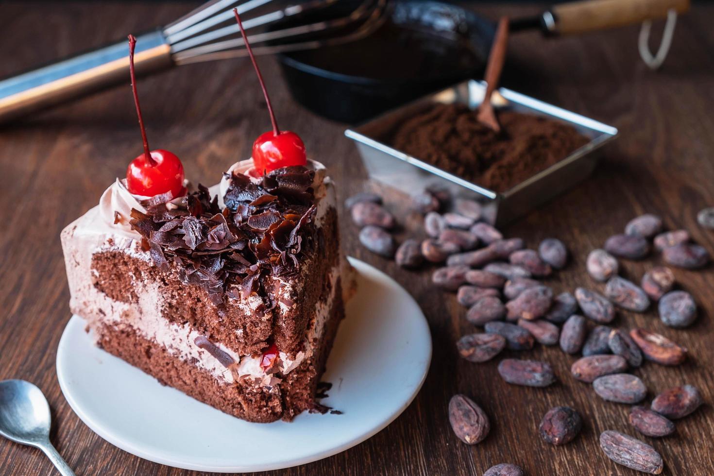 bolo de chocolate com casca de cacau foto