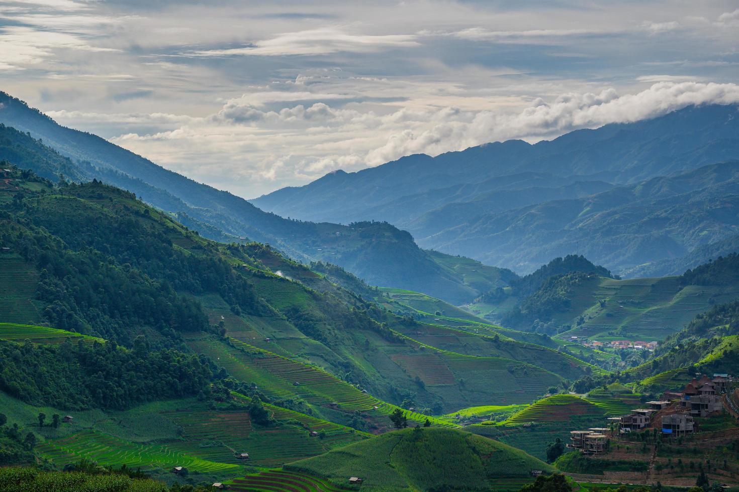 lindos arrozais em socalcos e paisagem montanhosa no Vietnã foto