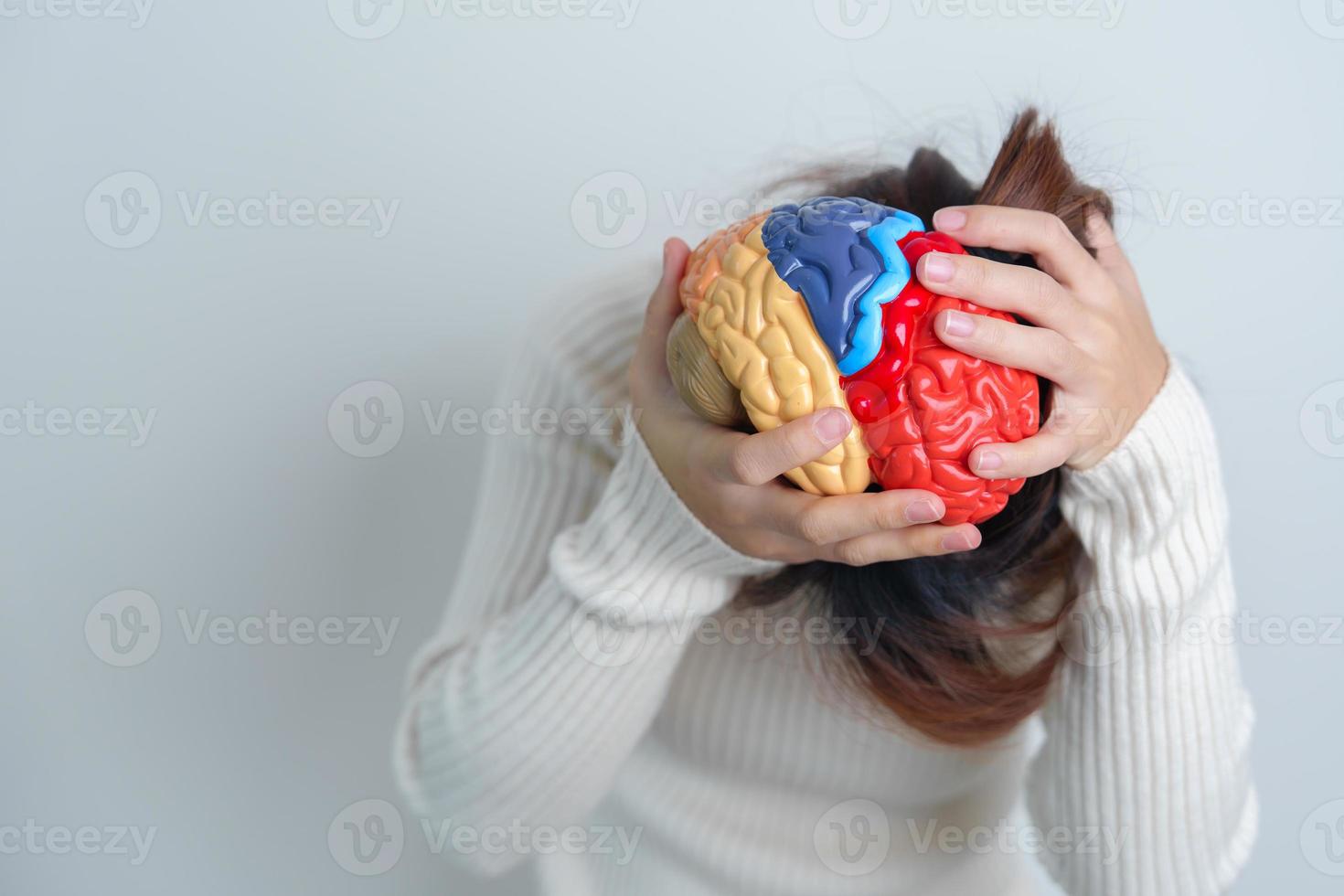 mulher segurando humano cérebro modelo. mundo cérebro tumor dia, cérebro AVC, demência, Alzheimer, Parkinson e mundo mental saúde conceito foto