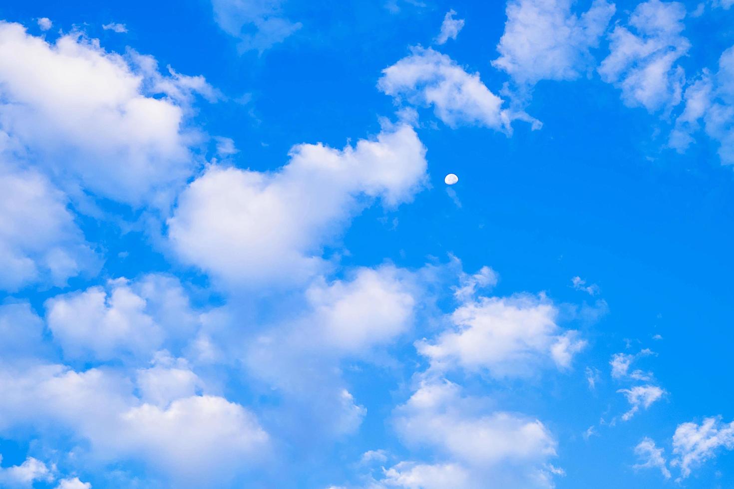 céu azul e fundo de nuvem branca foto