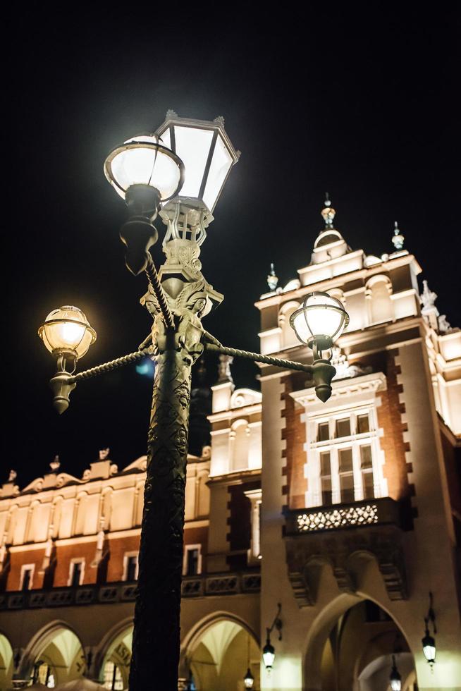 Cracóvia, Polônia 2017- noites na antiga área comercial de Cracóvia com as luzes dos postes de luz foto