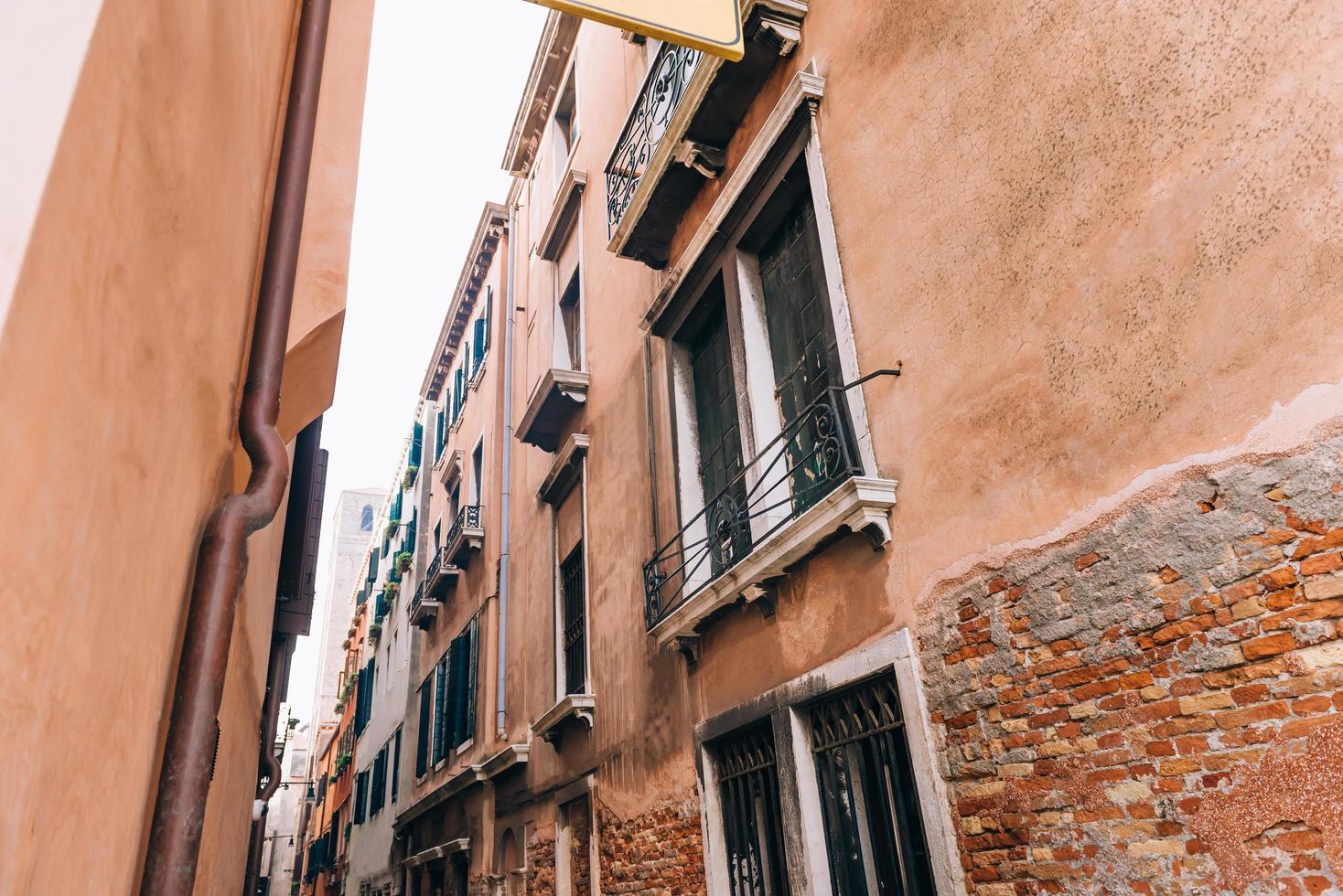 as antigas ruas de veneza da Itália foto