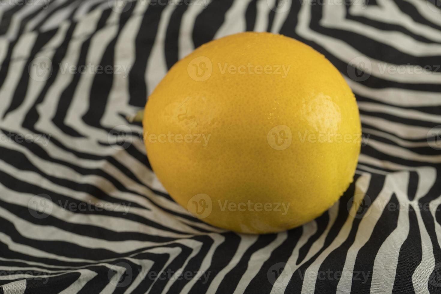 limão amarelo em uma toalha de mesa foto