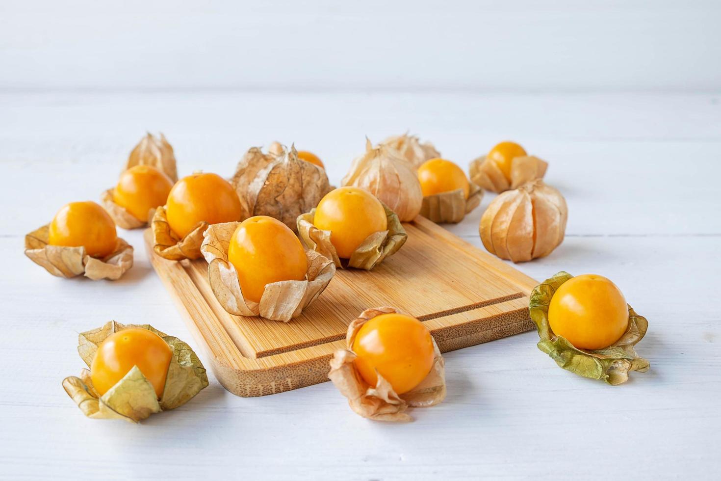 cape gooseberries em uma placa de madeira foto