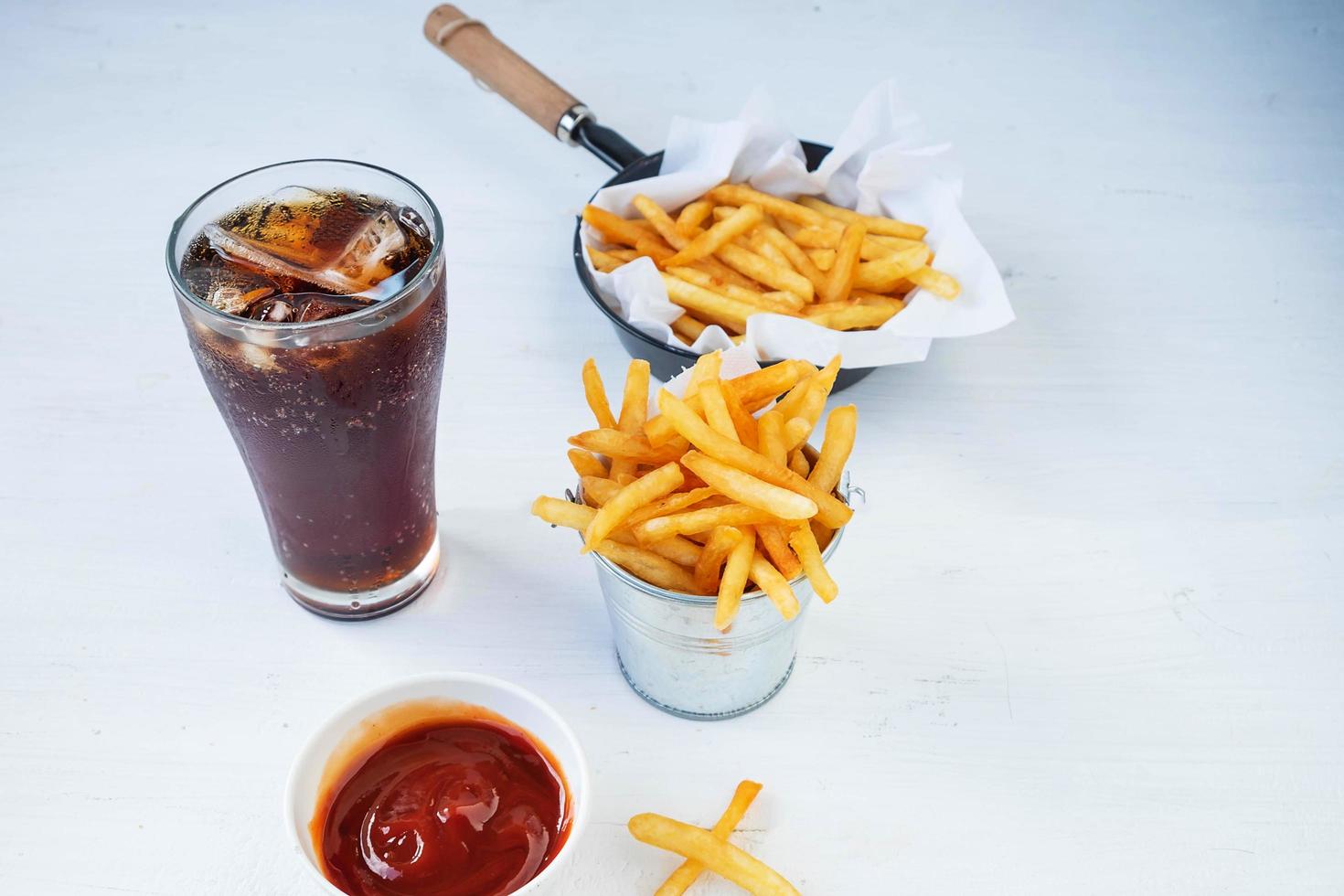 batatas fritas e um refrigerante foto