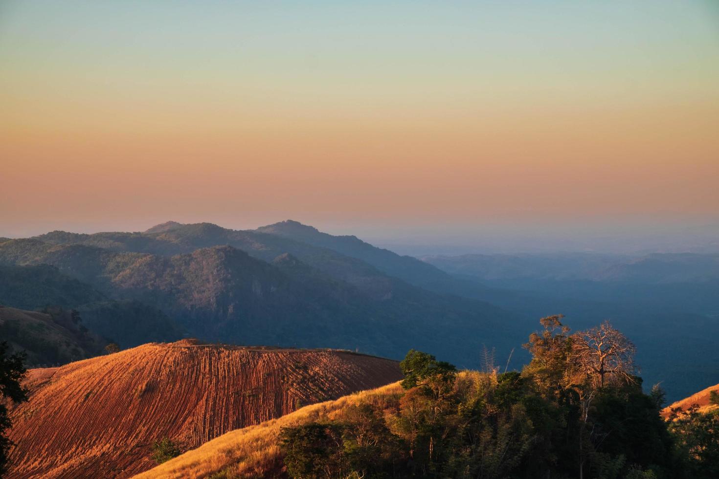 pôr do sol colorido sobre as montanhas foto