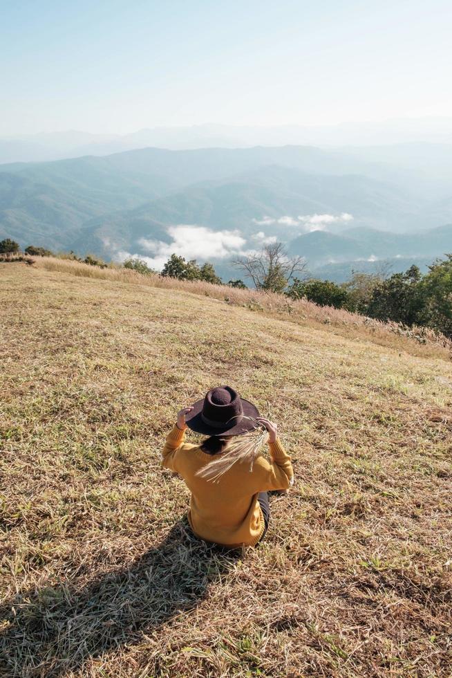 mulher com um chapéu na montanha foto