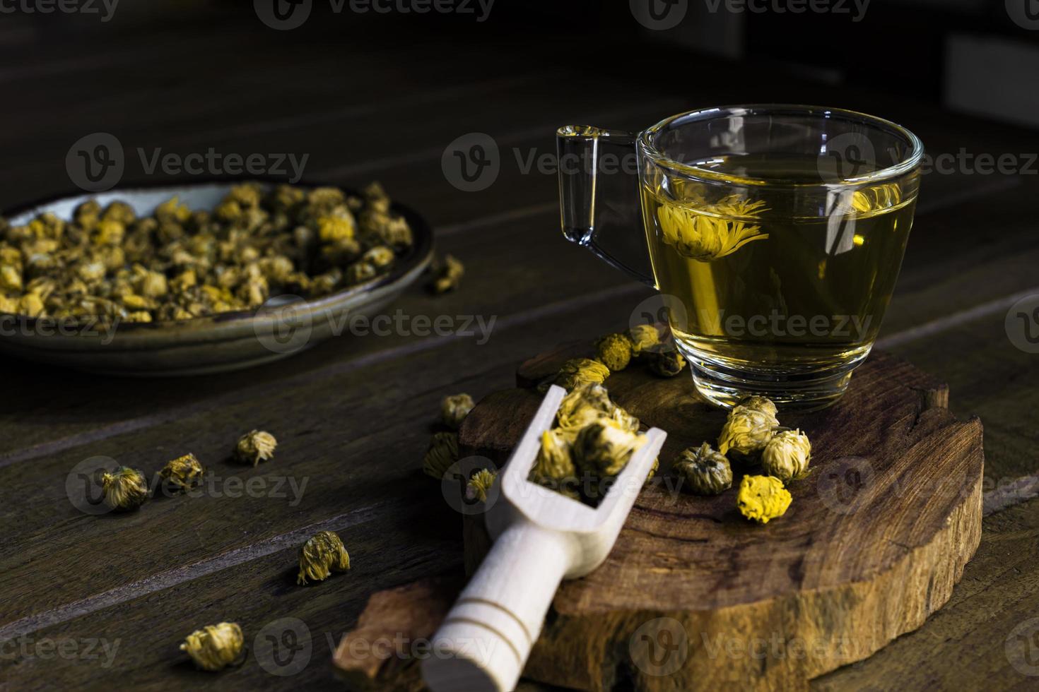 crisântemo chá tem flor seco em madeira mesa topo visualizar. foto