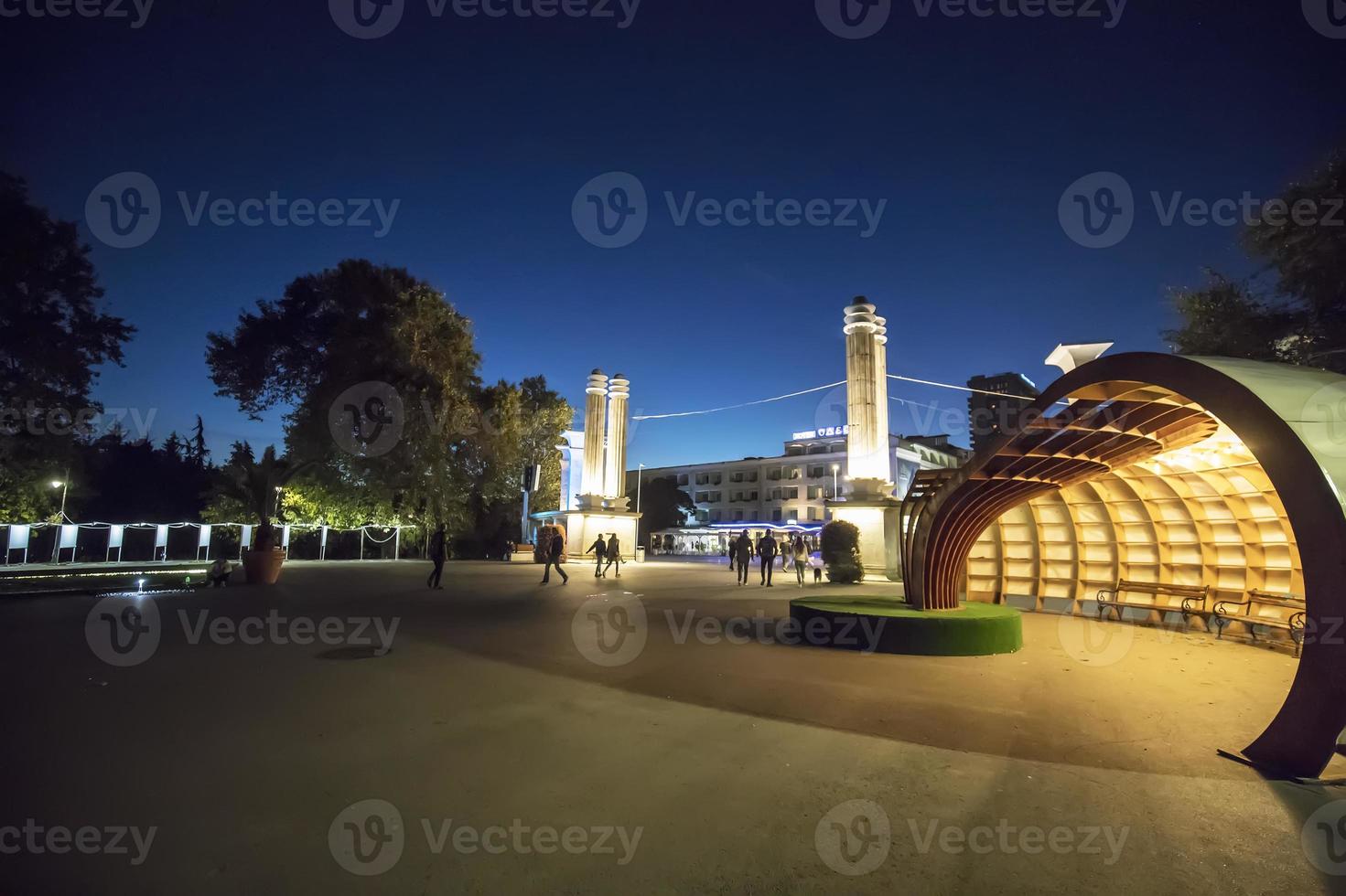 Varna, Bulgária - Outubro 04, 2018 - central Entrada do a mar jardim dentro Varna, Bulgária às noite foto