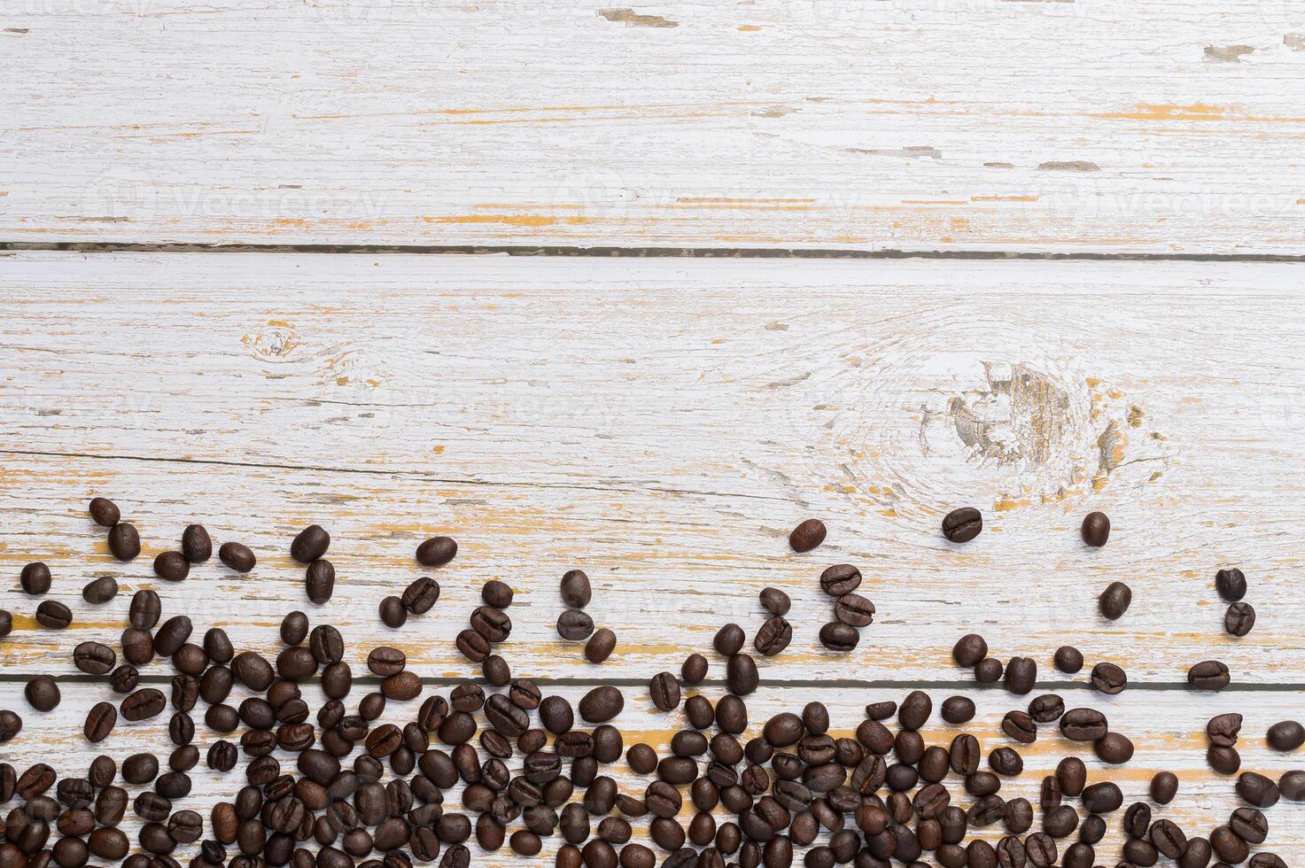 grãos de café em uma mesa de madeira, adoro beber café conceito foto