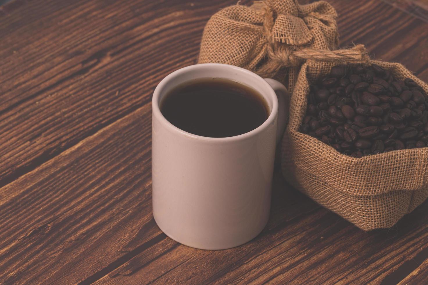 grãos de café em uma mesa de madeira, adoro beber café conceito foto