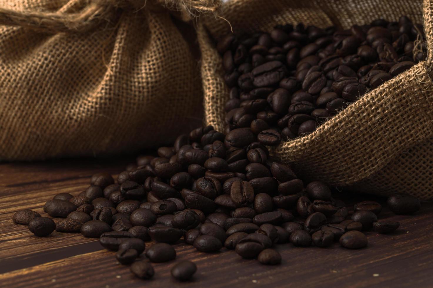 grãos de café em uma mesa de madeira, adoro beber café conceito foto