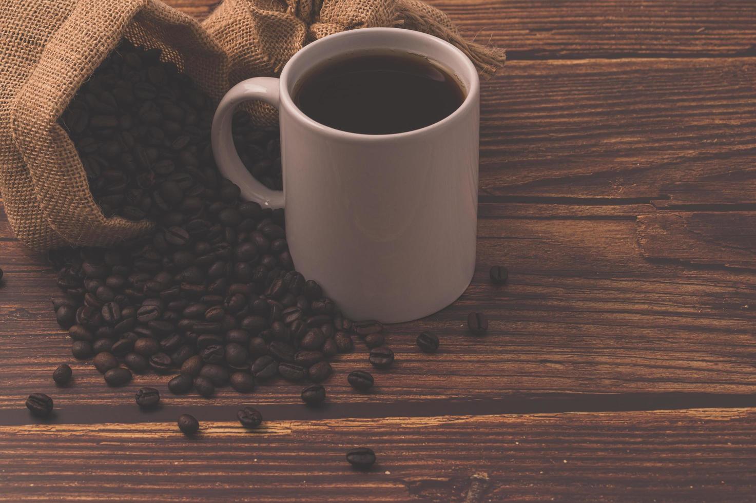 grãos de café em uma mesa de madeira, adoro beber café conceito foto